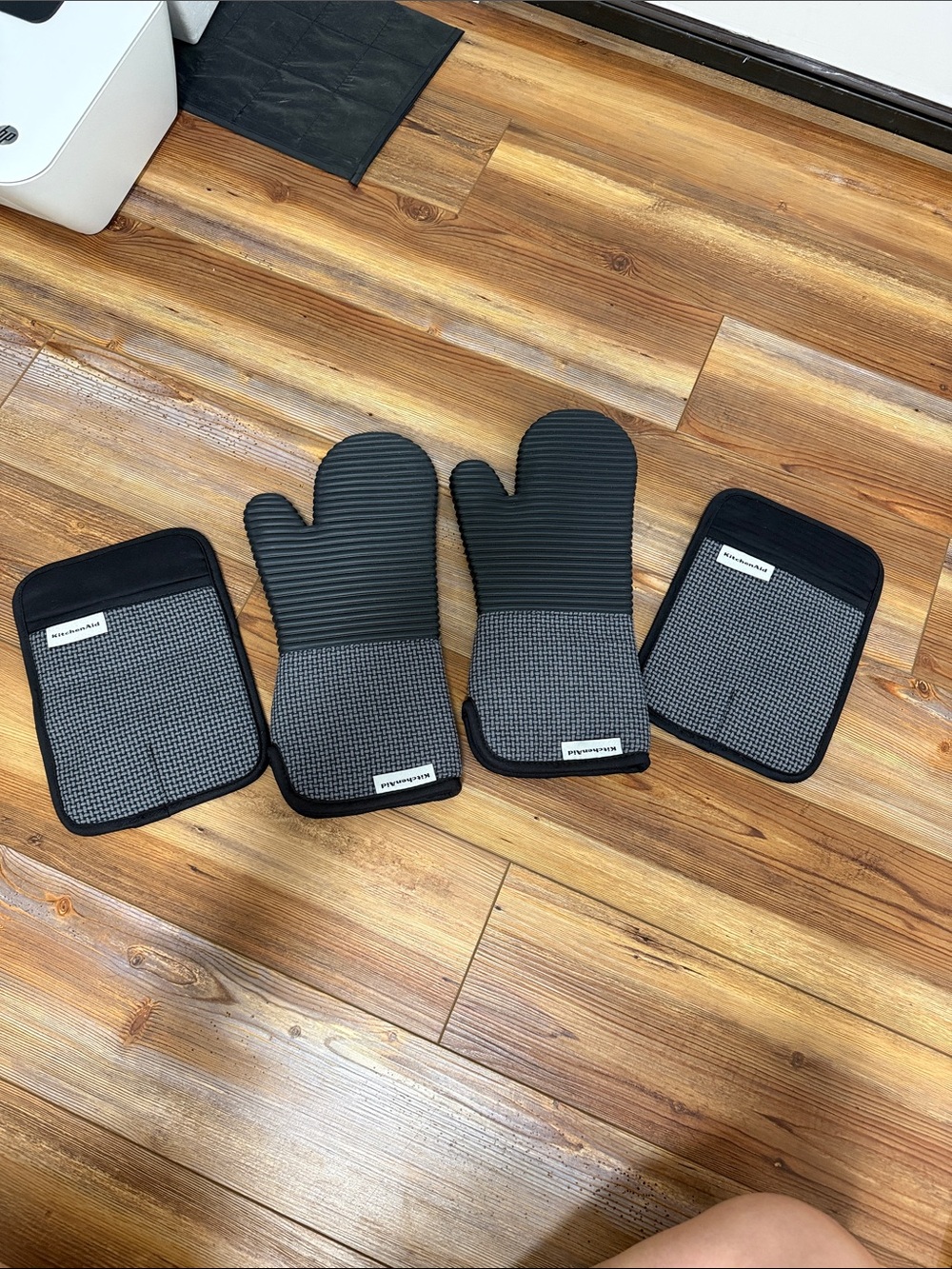 Kitchen Aid Silicone Oven Mitts & Pot Holders Set